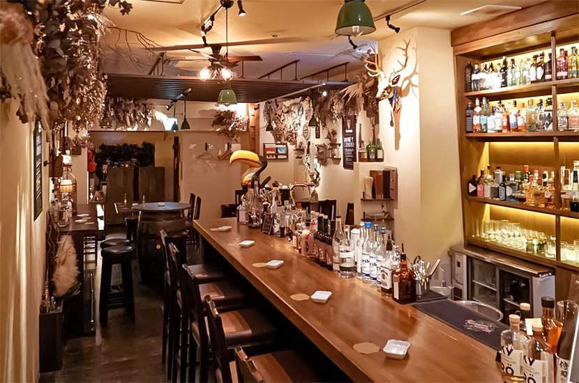 BAR FOLIAGE の店内・一杯