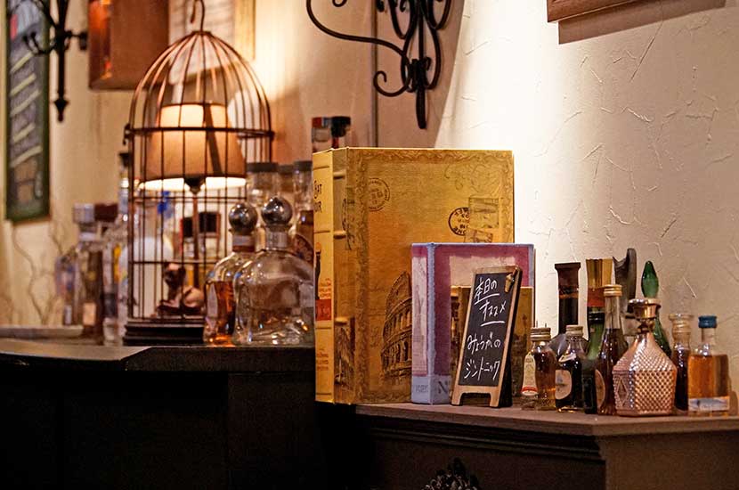 BAR FOLIAGE の店内・一杯