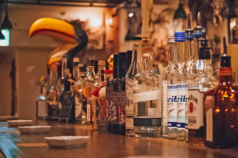 BAR FOLIAGE の店内・一杯