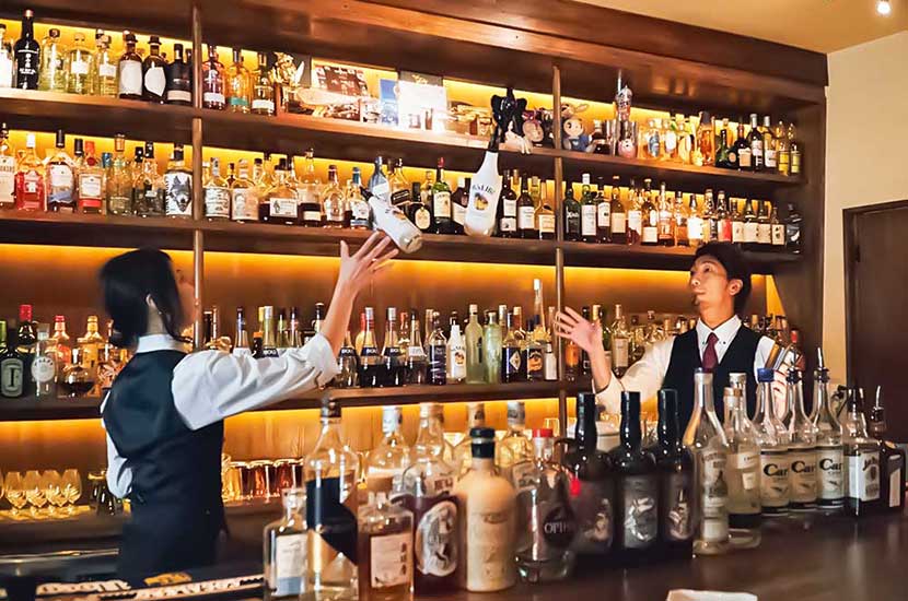 BAR FOLIAGE の店内・一杯